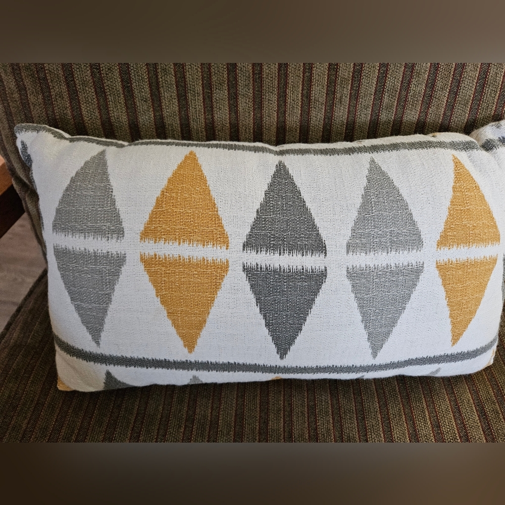 Accent lumbar pillow